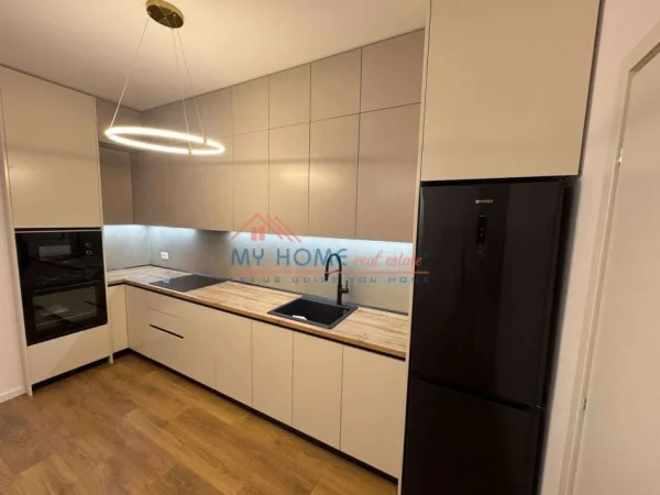 Tirane, jepet me qera apartament 1+1+Ballkon Kati 8, 80 m² 570 € (Bulevardi i Ri)