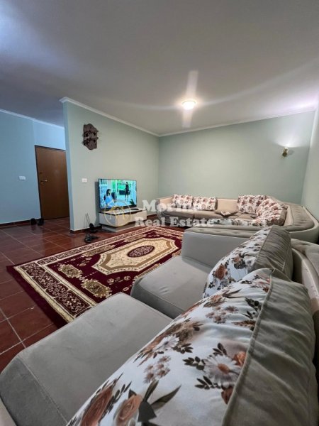 Tirane, jepet me qera apartament 1+1 Kati 9, 70 m² 500 € (Komuna e Parisit)