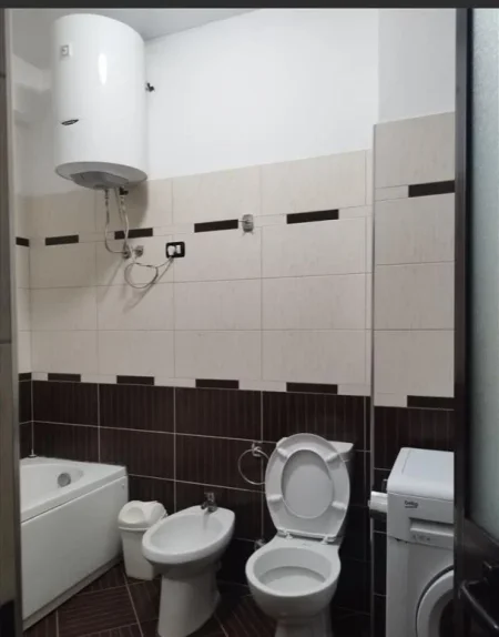 Tirane, jepet me qera apartament 1+1 Kati 3, 90 m² 480 € (YZBERISHT)