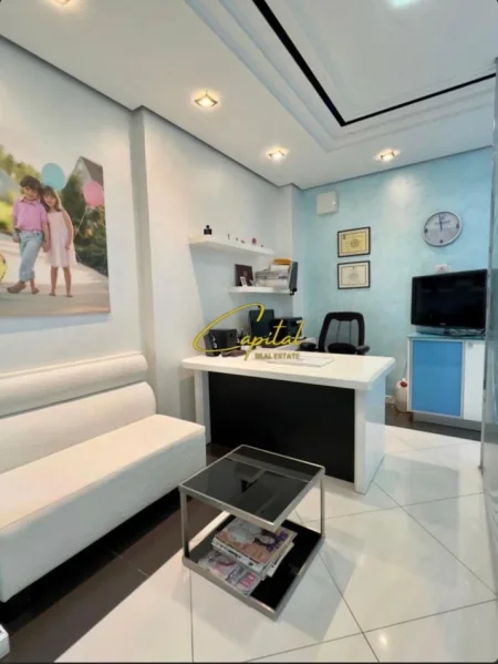 Tirane, jepet me qera ambjent biznesi Kati 1, 60 m² 800 € (ALI DEMI)