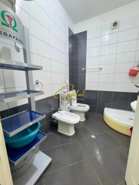 Tirane, jepet me qera ambjent biznesi Kati 1, 60 m² 800 € (ALI DEMI)