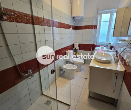 Shkoder, jepet me qera apartament 2+1+Ballkon Kati 2, 120 m² 700 € (TEK ROZAFA SEA FOOD SHKODER)