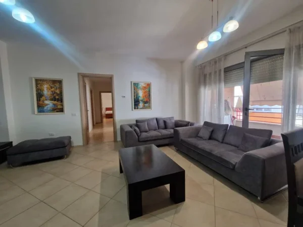 Tirane, jepet me qera apartament 2+1+Ballkon Kati 4, 143 m² 750 € (Liqeni artificial)