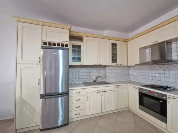 Tirane, jepet me qera apartament 2+1+Ballkon Kati 4, 143 m² 750 € (Liqeni artificial)