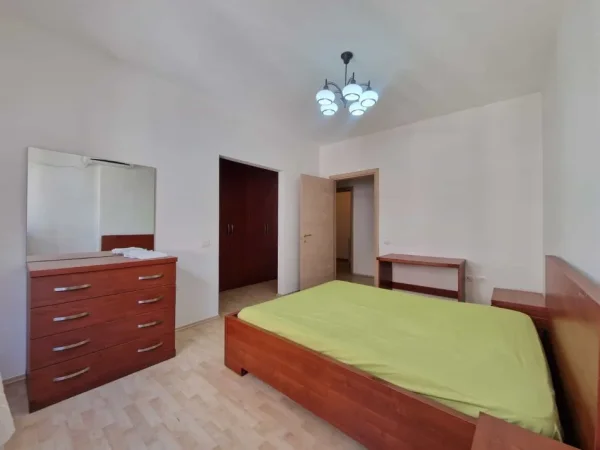 Tirane, jepet me qera apartament 2+1+Ballkon Kati 4, 143 m² 750 € (Liqeni artificial)