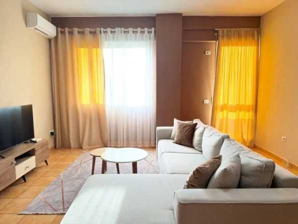 Tirane, jepet me qera apartament 1+1 Kati 5, 750 € 