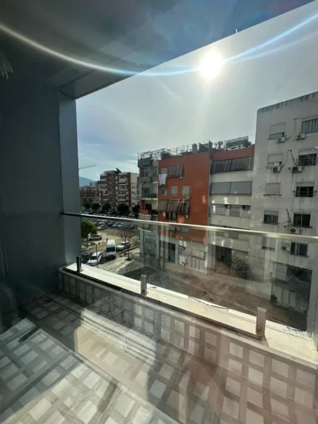 Tirane, jepet me qera apartament 1+1 Kati 3, 65 m² 600 € (Rruga Jordan Misja)