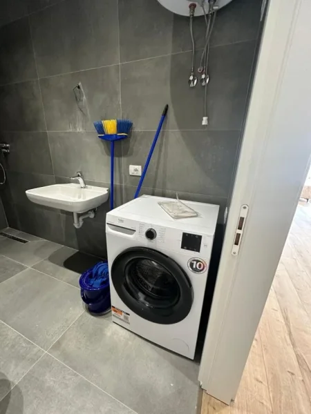 Tirane, jepet me qera apartament 1+1 Kati 3, 65 m² 600 € (Rruga Jordan Misja)