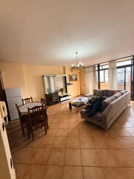 Tirane, jepet me qera apartament 2+1+Ballkon Kati 10, 120 m² 700 € (Rruga e Kavajes)