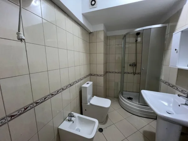 Tirane, jepet me qera apartament 3+1+Ballkon Kati 4, 126 m² 1000 € (Komuna e Parisit)