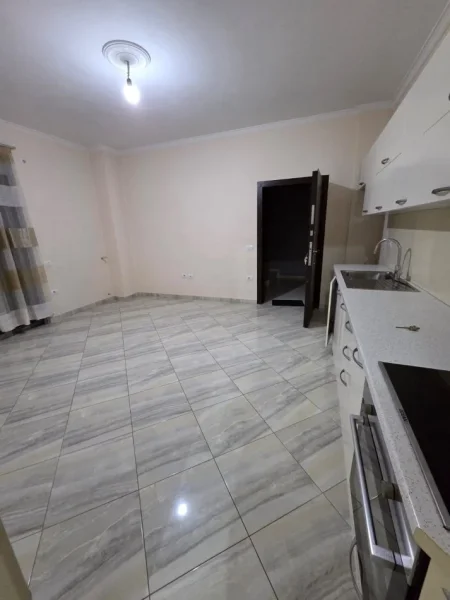 Durres, jepet me qera apartament 1+1+Ballkon Kati 1, 250 € (Rruga miqesia)