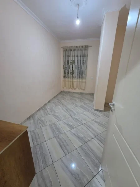 Durres, jepet me qera apartament 1+1+Ballkon Kati 1, 250 € (Rruga miqesia)
