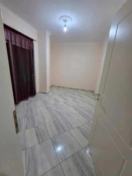 Durres, jepet me qera apartament 1+1+Ballkon Kati 1, 250 € (Rruga miqesia)