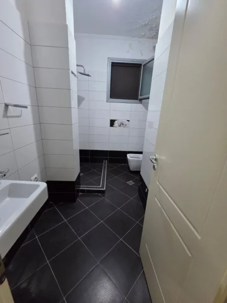 Durres, jepet me qera apartament 1+1+Ballkon Kati 1, 250 € (Rruga miqesia)