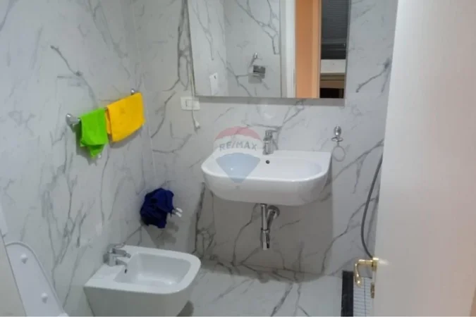Tirane, jepet me qera apartament 2+1+Aneks+Ballkon Kati 5, 92 m² 800 € (Selvia)