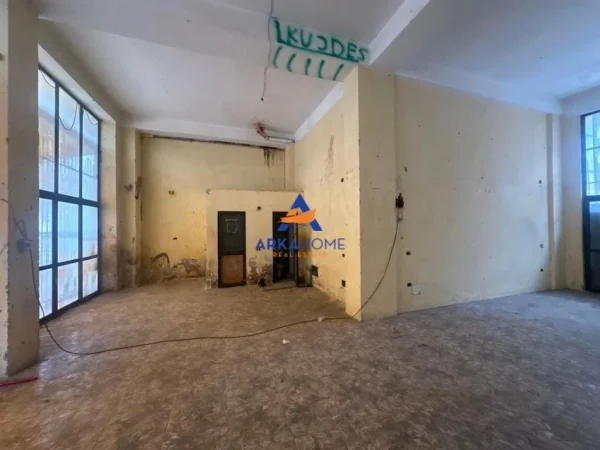 Tirane, jepet me qera ambjent biznesi Kati 0, 130 m² 1.100 € 