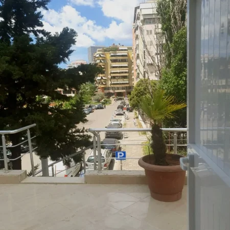 Tirane, jepet me qera garsonier 1+1 Kati 3, 40 m² 400 € (Air Albania)