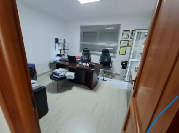 Tirane, jepet me qera zyre Kati 1, 97 m² 700 € (Myslym Shyri)