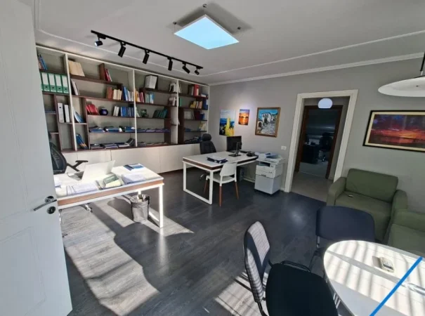 Tirane, jepet me qera zyre Kati 1, 97 m² 700 € (Myslym Shyri)