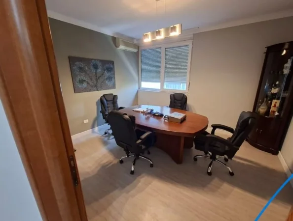 Tirane, jepet me qera zyre Kati 1, 97 m² 700 € (Myslym Shyri)