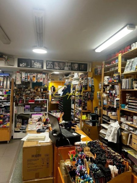 Tirane, jepet me qera dyqan Kati 0, 25 m² 400 € (RRUGA E BARRIKADAVE)