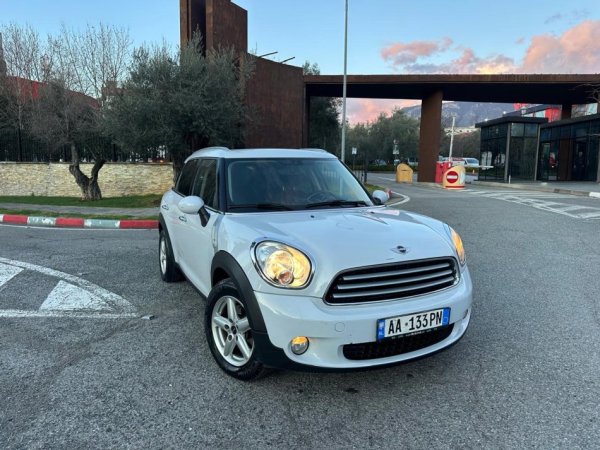 Tirane, shes makine MINI COOPER COUNTRYMAN 2.0 Nafte, e bardhë automatik Klima 157.000 km 5.500 €