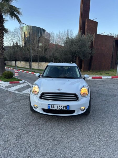 Tirane, shes makine MINI COOPER COUNTRYMAN 2.0 Nafte, e bardhë automatik Klima 157.000 km 5.500 €