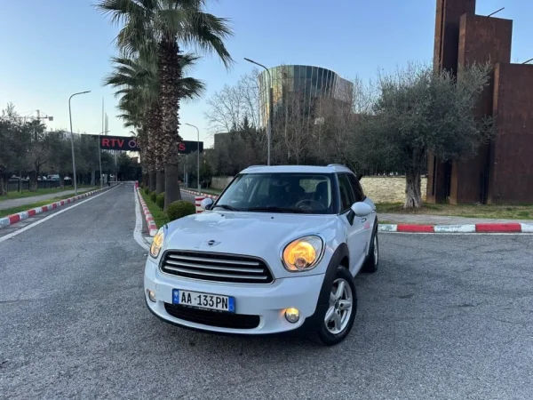 Tirane, shes makine MINI COOPER COUNTRYMAN 2.0 Nafte, e bardhë automatik Klima 157.000 km 5.500 €