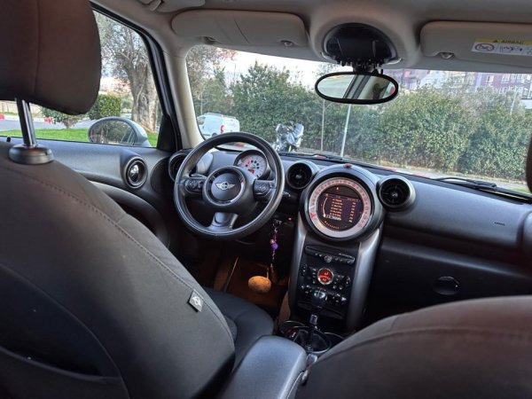 Tirane, shes makine MINI COOPER COUNTRYMAN 2.0 Nafte, e bardhë automatik Klima 157.000 km 5.500 €