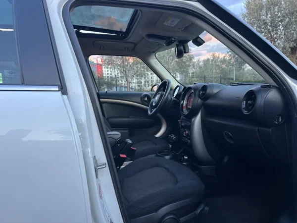 Tirane, shes makine MINI COOPER COUNTRYMAN 2.0 Nafte, e bardhë automatik Klima 157.000 km 5.500 €