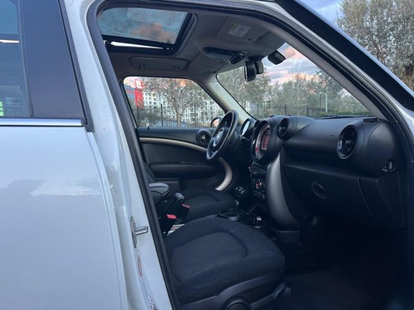 Tirane, shes makine MINI COOPER COUNTRYMAN 2.0 Nafte, e bardhë automatik Klima 157.000 km 5.500 €