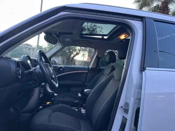 Tirane, shes makine MINI COOPER COUNTRYMAN 2.0 Nafte, e bardhë automatik Klima 157.000 km 5.500 €