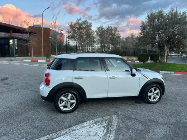 Tirane, shes makine MINI COOPER COUNTRYMAN 2.0 Nafte, e bardhë automatik Klima 157.000 km 5.500 €