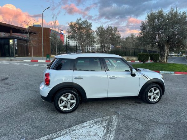 Tirane, shes makine MINI COOPER COUNTRYMAN 2.0 Nafte, e bardhë automatik Klima 157.000 km 5.500 €