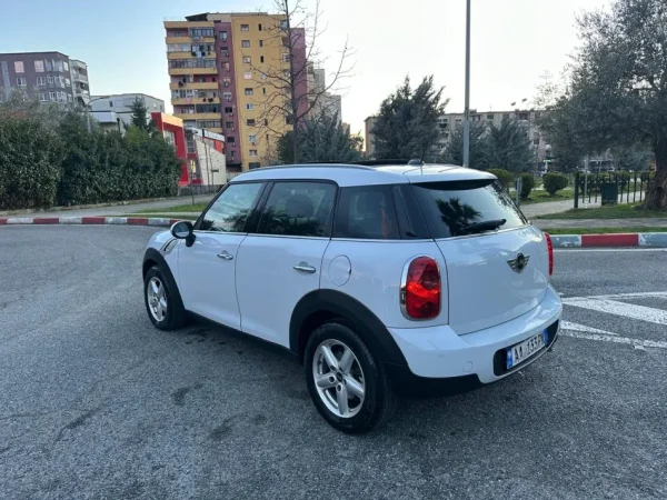 Tirane, shes makine MINI COOPER COUNTRYMAN 2.0 Nafte, e bardhë automatik Klima 157.000 km 5.500 €