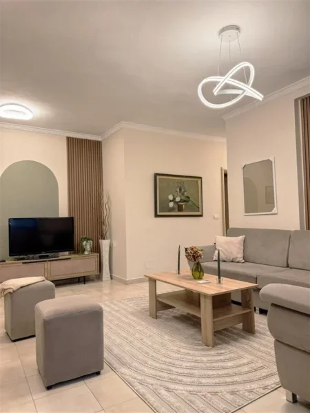 Tirane, jepet me qera apartament 2+1 Kati 8, 72 m² 1.100 € (ISH FUSHA E AVIACIONIT)