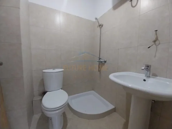 Tirane, jepet me qera apartament 2+1+Ballkon Kati 4, 76 m² 400 € (DON BOSKO)