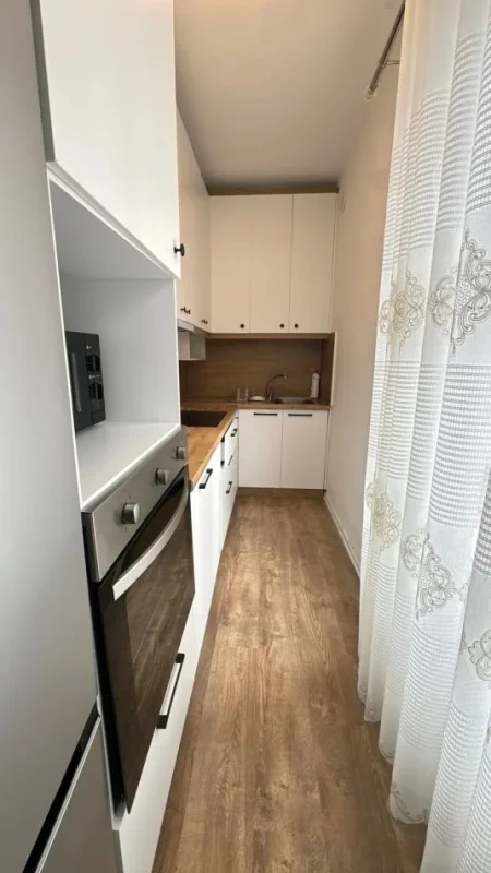 Tirane, jepet me qera apartament 2+1+Ballkon Kati 4, 550 € (rruga David Selenica)
