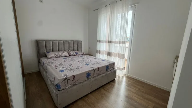 Tirane, jepet me qera apartament 2+1+Ballkon Kati 4, 550 € (rruga David Selenica)