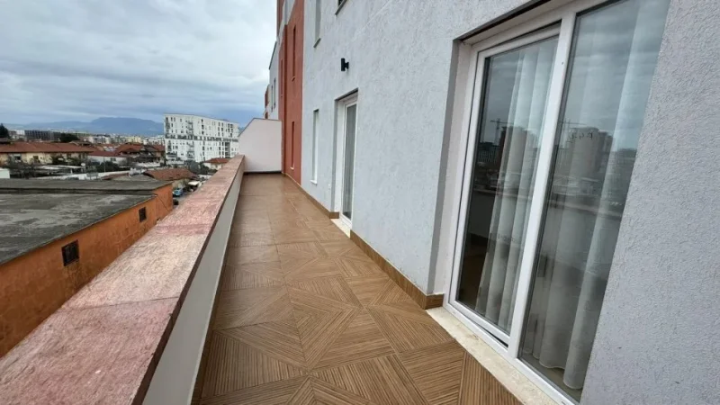 Tirane, jepet me qera apartament 2+1+Ballkon Kati 4, 550 € (rruga David Selenica)