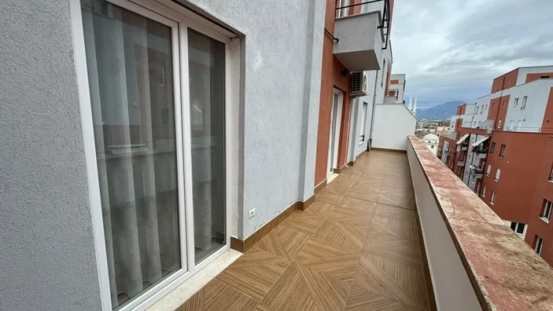 Tirane, jepet me qera apartament 2+1+Ballkon Kati 4, 550 € (rruga David Selenica)