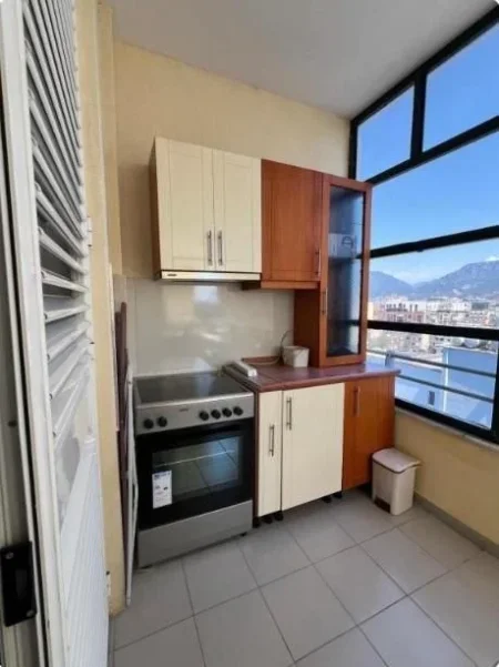 Tirane, jepet me qera apartament 1+1 , 67 m² 870 € (STACIONI TRENIT)