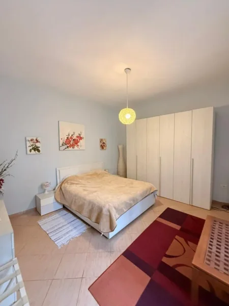 Tirane, jepet me qera shtepi 1 Katshe , 2.000 € (Pazari i Ri)