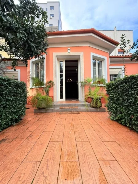 Tirane, jepet me qera shtepi 1 Katshe , 2.000 € (Pazari i Ri)