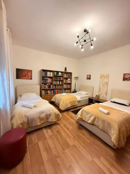 Tirane, jepet me qera shtepi 1 Katshe , 2.000 € (Pazari i Ri)