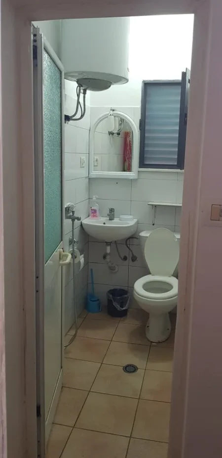 Tirane, jepet me qera shtepi 1+1 Kati 1, 70 m² 300 € (Zija kambo)