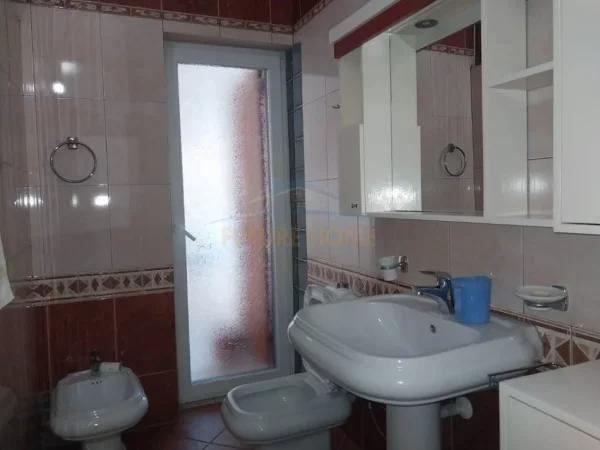 Tirane, jepet me qera apartament 3+1+Ballkon Kati 1, 200 m² 800 € (5 MAJI)