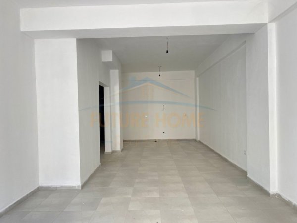 Tirane, jepet me qera ambjent biznesi Kati 0, 107 m² 850 € (Kodra e Diellit 1)