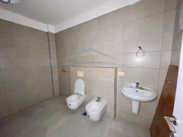 Tirane, jepet me qera ambjent biznesi Kati 0, 107 m² 850 € (Kodra e Diellit 1)