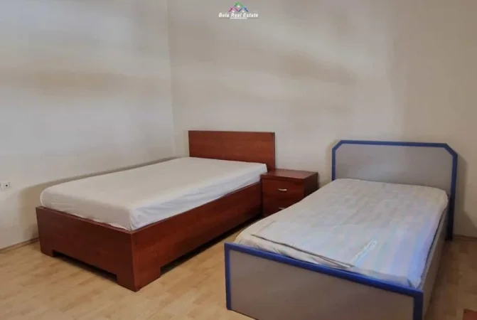 Tirane, jepet me qera apartament 2+1+Ballkon Kati 4, 142 m² 750 € (liqeni)